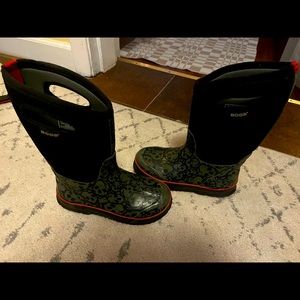 Bogs Kids Boys Skull Print -30 Waterproof Boots Size 2 Green Black Rain Snow